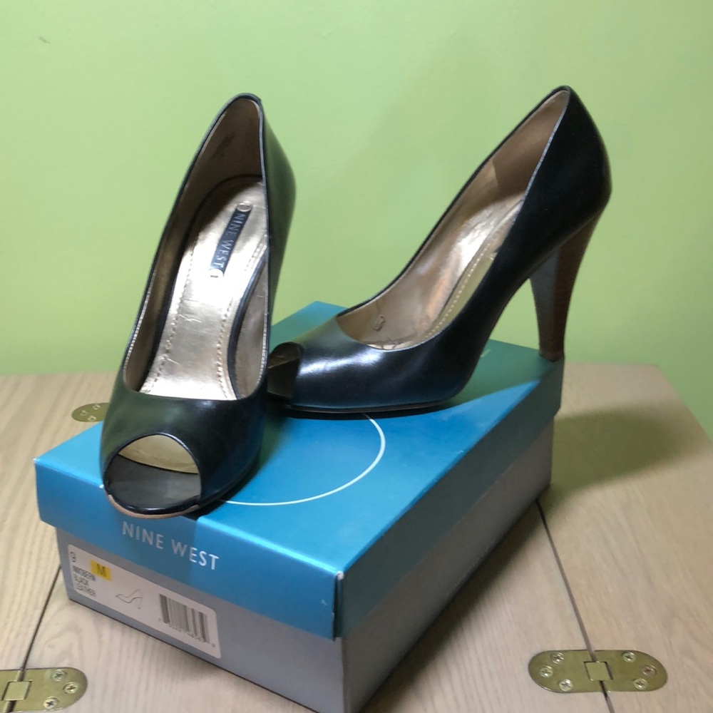 Nine West black peep toe pump 9M